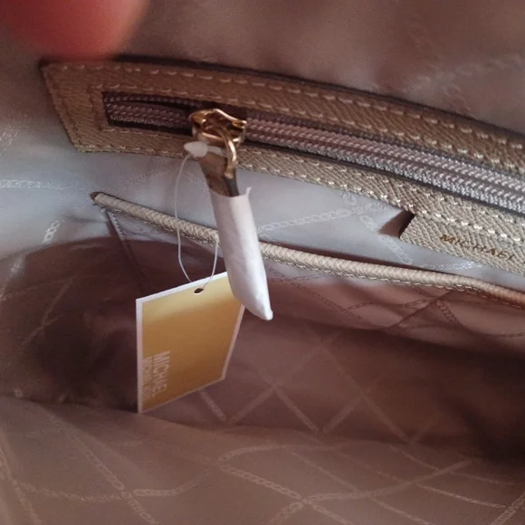 🤩👜Michael Kors EW Voyager Tote👜🤩 - Picture 13 of 16